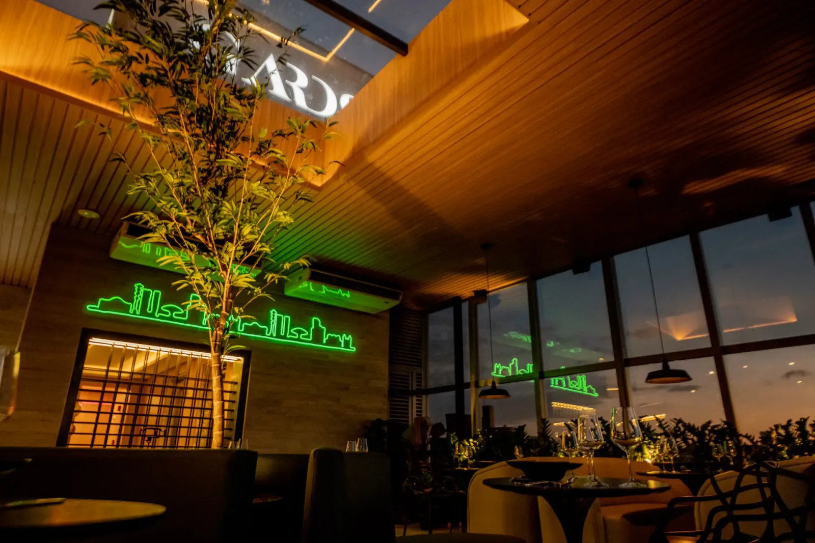 Salão com neon do skyline